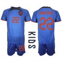 Nederländerna Denzel Dumfries #22 Replika babykläder Bortaställ Barn VM 2022 Kortärmad (+ korta byxor)
